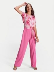 Swing Kombinezon 3AG01700 Różowy Regular Fit. Czerwone sukienki Swing, bez wzorów, z syntetyku, bez kołnierzyka, bez ramiączek. Za 419.99 zł.