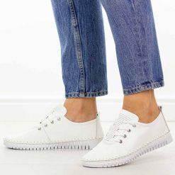 Białe skórzane półbuty damskie Cambell 87319. Białe półbuty wsuwane Cambell, na jesień, w ażurowe wzory, z jeansu, casualowe, bez obcasa, na płaskiej podeszwie. Za 219.00 zł.