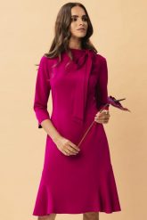 Elegancka sukienka z wiązaniem przy dekolcie i falbaną śliwka. Sukienki Stylove, do pracy, xl, bez wzorów, biznesowe, bez kołnierzyka, bez ramiączek. Za 309.00 zł.