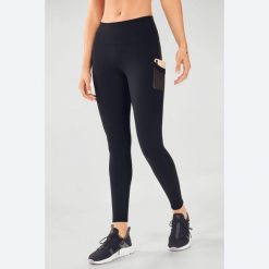 Damskie legginsy Fabletics On-The-Go. Czarne legginsy FABLETICS, bez wzorów, sportowe. Za 358.80 zł.