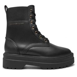Trapery Tommy Hilfiger. Czarne traperki Tommy Hilfiger, bez wzorów, bez obcasa, bez zapięcia. Za 799.99 zł.