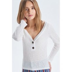 Lekka bluzka z głębokim dekoltem - Kremowy. Bluzki Cropp. W wyprzedaży za 9.99 zł.