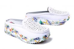 Artiker Relaks 58C0759, klapki damskie. Białe klapki Artiker Relaks, bez wzorów, ze skóry, bez obcasa, na koturnie, bez zapięcia. Za 174.90 zł.