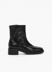 Botki z elastyczną cholewką. Czarne botki bonprix, bez wzorów, bez obcasa, bez zapięcia. Za 147.99 zł.