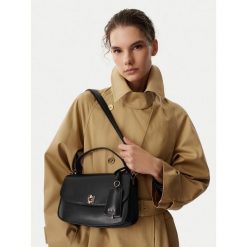 Torebka Guess. Czarne torebki klasyczne Guess, z aplikacjami, klasyczne, bez dodatków. Za 584.99 zł.