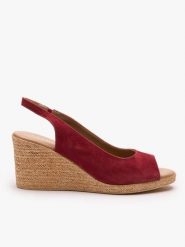 Bordowe sandały na koturnie. Czerwone sandały Ryłko, bez wzorów, ze skóry, z okrągłym noskiem, bez obcasa, na koturnie, bez zapięcia. Za 379.99 zł.