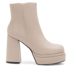 Botki JENNY. Brązowe botki Jenny, bez wzorów, bez obcasa, na słupku, bez zapięcia. Za 109.99 zł.