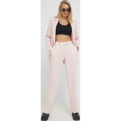 HUGO spodnie damskie kolor różowy szerokie high waist. Czerwone spodnie materiałowe Hugo, bez wzorów, z materiału, z podwyższonym stanem. Za 799.99 zł.
