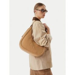 Torebka Calvin Klein. Brązowe torebki klasyczne Calvin Klein, bez wzorów, klasyczne, bez dodatków. Za 529.99 zł.