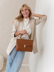 Lia Biassoni Skórzana torebka w kolorze jasnobrązowym - 29 x 29 x 12 cm rozmiar: onesize. Brązowe torebki klasyczne Lia Biassoni, bez wzorów, z materiału, przez ramię, bez dodatków. Za 304.99 zł.