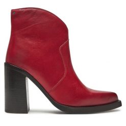 Botki Bronx. Czerwone botki Bronx, bez wzorów, bez obcasa, na słupku, bez zapięcia. Za 499.99 zł.