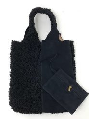 Amara Skórzana torebka "Teddy" w kolorze czarnym - 37 x 40 x 2 cm rozmiar: onesize. Czarne torebki klasyczne Amara, bez wzorów, z materiału, bez dodatków. Za 282.80 zł.