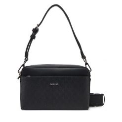 Torebka Calvin Klein. Czarne torebki klasyczne Calvin Klein, bez wzorów, klasyczne, bez dodatków. Za 269.99 zł.