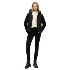 Kurtka puchowa z kapturem, damska, z dzianinowymi rękawami Superdry. Czarne kurtki Superdry, m, bez wzorów, z dzianiny, eleganckie, z kapturem. Za 531.65 zł.