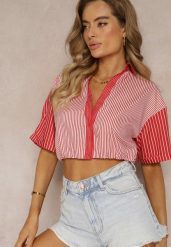 Czerwona Bluzka Krótka w Stylu Retro na Guziki Ozdobiona Paskami Fito. Czerwone bluzki Renee, bez wzorów, retro, bez kołnierzyka, bez ramiączek. W wyprzedaży za 35.99 zł.