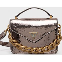 Guess torebka kolor srebrny. Szare listonoszki Guess, z aplikacjami, na ramię, bez dodatków. Za 579.99 zł.
