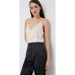 Calvin Klein bluzka damska kolor beżowy gładka. Brązowe bluzki Calvin Klein, bez wzorów, z satyny, bez kołnierzyka, bez ramiączek. W wyprzedaży za 249.99 zł.