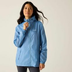 Kurtka trekkingowa damska Pack It Jacket III kieszonkowa przeciwdeszczowa. Niebieskie kurtki przeciwdeszczowe Regatta, bez wzorów, bez kaptura, trekkingowe. Za 149.99 zł.