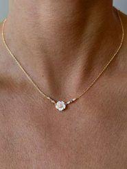 Les Petites Précieuses Pozłacany naszyjnik z elementem ozdobnym - dł. 40 cm rozmiar: onesize. Białe naszyjniki Les Petites Précieuses, z materiału, z cyrkonią, pozłacane. Za 144.45 zł.