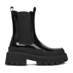 Botki DeeZee. Czarne botki DeeZee, bez wzorów, bez obcasa, na płaskiej podeszwie, bez zapięcia. Za 189.99 zł.