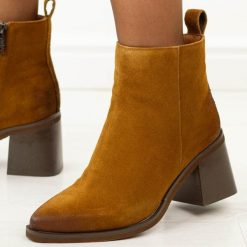 J. Brązowe zamsz botki damskie Vinceza 133100. Brązowe botki VINCEZA, bez wzorów, z jeansu, casualowe, bez obcasa, na obcasie, bez zapięcia. Za 319.00 zł.