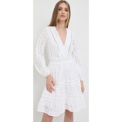 Guess sukienka bawełniana kolor biały mini rozkloszowana. Białe sukienki Guess, l, z aplikacjami, z bawełny, bez kołnierzyka, bez ramiączek, maxi, rozkloszowane. Za 739.99 zł.