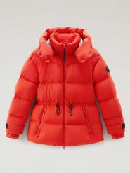 Woolrich Kurtka puchowa w kolorze czerwonym rozmiar: L. Czerwone kurtki Woolrich, l, bez wzorów, z puchu, bez kaptura. Za 1,641.75 zł.