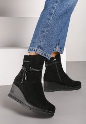 Czarne Casualowe Botki na Obcasie Typu Koturn Zdobione Metalowym Akcentem przy Cholewce Ittalina. Czarne botki Renee, z aplikacjami, z jeansu, eleganckie, bez obcasa, na koturnie, bez zapięcia. W wyprzedaży za 76.99 zł.