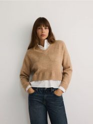 Krótki sweter z koszulowymi elementami - beżowy. Brązowe swetry Reserved, l, bez wzorów, z dzianiny, bez ramiączek. W wyprzedaży za 89.99 zł.