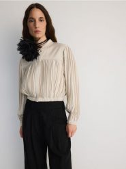 Lekka kurtka z wiskozą - kremowy. Białe kurtki Reserved, l, bez wzorów, z satyny, bez kaptura. W wyprzedaży za 159.99 zł.