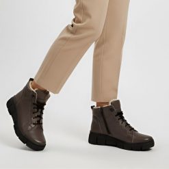 Trzewiki damskie Wasak, futerko wewnątrz i płaski stabilny obcas, brązowe, 699. Brązowe botki Wasak, bez wzorów, z futra, eleganckie, bez obcasa, na obcasie, bez zapięcia. Za 289.00 zł.