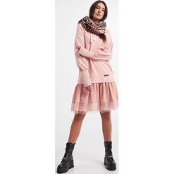 Sukienka TWINSET U&B. Czerwone sukienki Twinset U&B, xs, z aplikacjami, z koronki, bez kołnierzyka, bez ramiączek. W wyprzedaży za 631.20 zł.
