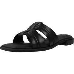 Sandały CLARKS ARIANY MULE Czarny. Czarne sandały Clarks, bez wzorów, ze skóry, bez obcasa, bez zapięcia. Za 215.99 zł.