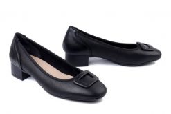 RIEKER 43453-00 black, czółenka damskie. Czarne czółenka Rieker, bez wzorów, bez obcasa, bez zapięcia. Za 329.90 zł.