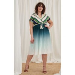 Koszula Blu Blu Plus Size Paski. Zielone koszule blue shadow, plus size, bez wzorów, z poliesteru, bez kołnierzyka, plus size, bez ramiączek. W wyprzedaży za 50.97 zł.