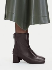 Nine West Botki CEO-WSLH1084 01 Brązowy. Brązowe botki Nine West, bez wzorów, ze skóry, bez obcasa, na słupku, bez zapięcia. Za 279.99 zł.