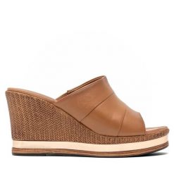 Klapki Lasocki. Brązowe klapki Lasocki, bez wzorów, bez obcasa, bez zapięcia. Za 199.99 zł.