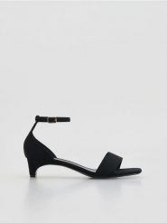 Sandały na obcasie - czarny. Czarne sandały Reserved, bez wzorów, bez obcasa, na obcasie, bez zapięcia. Za 119.99 zł.