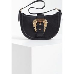 Torebka VERSACE JEANS COUTURE. Czarne torebki klasyczne Versace Jeans Couture, bez wzorów, z jeansu, na ramię, duże, bez dodatków. Za 779.00 zł.