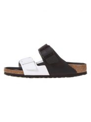 Birkenstock Klapki "Arizona Split" w kolorze biało-czarnym rozmiar: 39. Białe klapki Birkenstock, bez wzorów, klasyczne, z otwartym noskiem, bez obcasa, bez zapięcia. Za 344.54 zł.