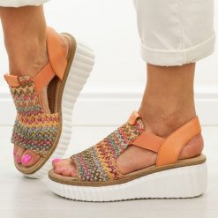 Pomarańczowe skórzane sandały damskie T.Sokolski 408. Brązowe sandały Sokolski, bez wzorów, z jeansu, casualowe, bez obcasa, na platformie, bez zapięcia. Za 279.00 zł.