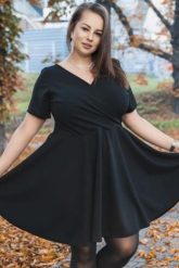 Sukienka rozkloszowana JOWITA dekolt koperta gładka plus size czarna. Czarne sukienki KARKO, do pracy, l, bez wzorów, z elastanu, biznesowe, bez kołnierzyka, plus size, bez ramiączek, midi, kopertowe. Za 219.50 zł.