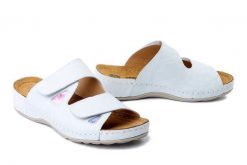 DR. BRINKMANN 700747-03 weiss, klapki damskie. Białe klapki Dr. Brinkmann, bez wzorów, ze skóry, bez obcasa, bez zapięcia. Za 280.42 zł.