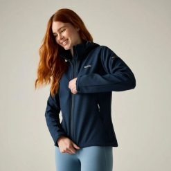 Damska kurtka Deyana Softshell. Niebieskie kurtki przejściowe sportowe Regatta, bez wzorów, z materiału, z kapturem, trekkingowe. Za 349.99 zł.