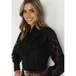 Czarna Koszula z Falbanką i Koronką Mirrei. Czarne koszule Born2be, m, w ażurowe wzory, z koronki, retro, bez kołnierzyka, bez ramiączek. W wyprzedaży za 159.99 zł.