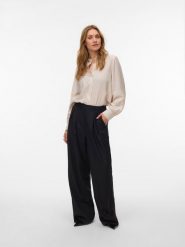 Vero Moda Koszula w kolorze kremowym rozmiar: L. Brązowe koszule Vero Moda, l, bez wzorów, z wiskozy, klasyczne, bez kołnierzyka, bez ramiączek. Za 130.99 zł.