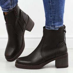 Brązowe botki damskie M.Daszyński 2426-5. Brązowe botki M.Daszyński, bez wzorów, z materiału, eleganckie, bez obcasa, na obcasie, bez zapięcia. W wyprzedaży za 177.65 zł.