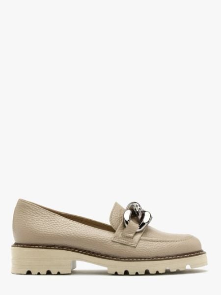 Beżowe mokasyny z ozdobnym łańcuchem. Brązowe mokasyny Ryłko, bez wzorów, ze skóry, z okrągłym noskiem. W wyprzedaży za 279.99 zł.