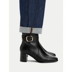 Botki MEXX. Czarne botki Mexx, bez wzorów, bez obcasa, na słupku, bez zapięcia. Za 259.99 zł.