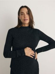 Sweter z metalizowaną nitką - czarny. Czarne swetry Reserved, l, bez wzorów, z dzianiny, bez ramiączek. W wyprzedaży za 39.99 zł.